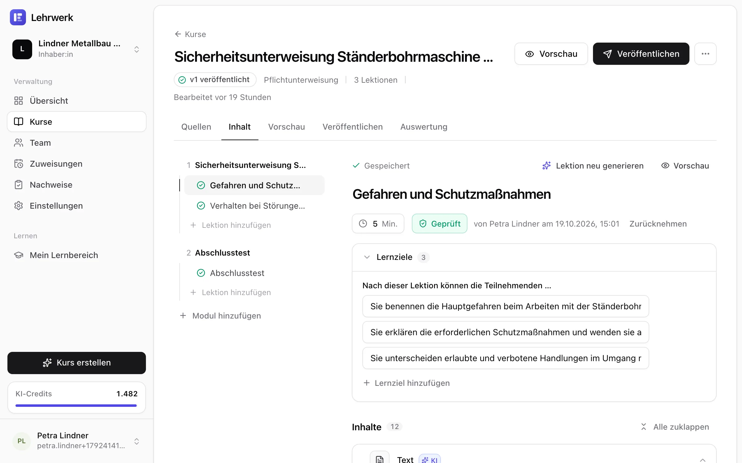 Kurs-Editor in Lehrwerk mit Gliederung, geprüfter Lektion, Lernzielen und KI-generierten Inhaltsblöcken